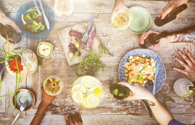 parti ve akşam yemeği dışarı asılı arkadaşlar