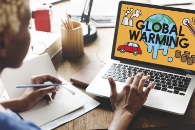 küresel ısınma ile dizüstü bilgisayar üzerinde çalışan kadın