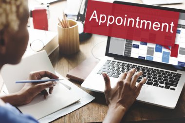 laptop randevu ile çalışan kadın