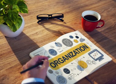 Organizasyon konseptiyle çalışan adam