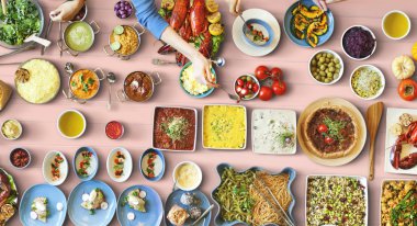 arkadaşlar büyük tablo için yemek