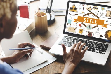 laptop tarzı ile çalışan kadın