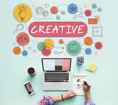 Yaratıcı masa üstünde laptop