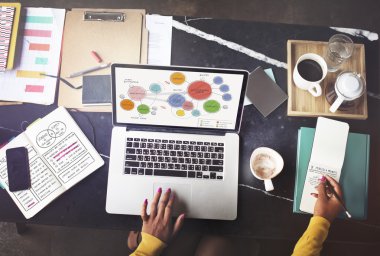 laptop grafik kavramı ile