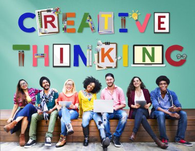 Öğrencilerin dijital devises kullanarak, tartışmaya ve gülümseyen