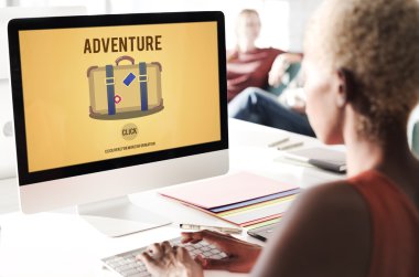 işkadını üstünde bilgisayar ve macera çalışma