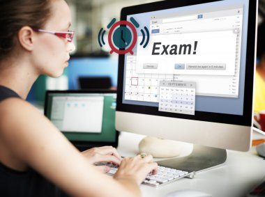 işkadını üstünde bilgisayar ve sınav çalışma