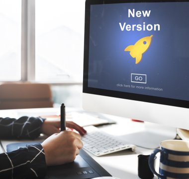 Bilgisayar ve yeni sürümü kullanan adam