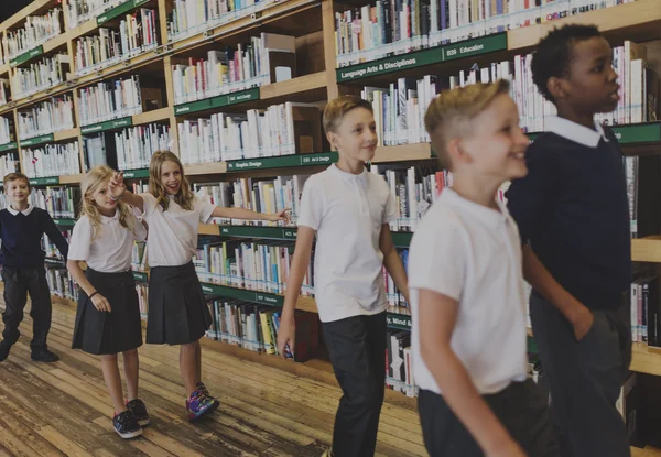 Kinderen samen op schoolbibliotheek — Stockfoto