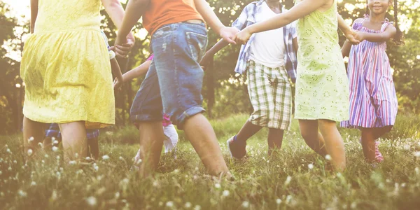 Kinderen die buiten spelen — Stockfoto