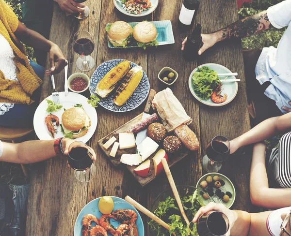 Mångfald utsökt mat på fest — Stockfoto