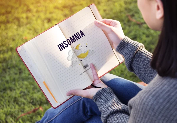 Olvasó nő és fogalmát Insomnia — Stock Fotó