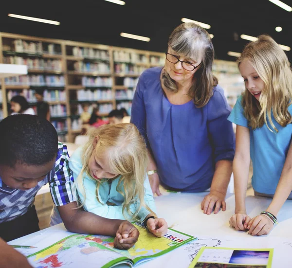 Élèves à l'école ayant des leçons — Photo