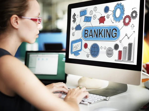 Affärskvinna arbetar på dator och banking — Stockfoto