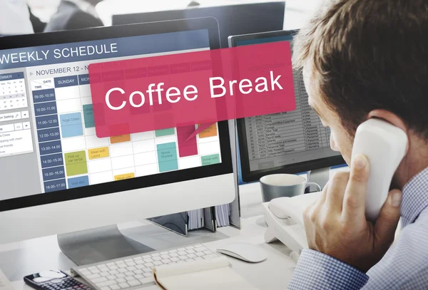 Empresário trabalhando no computador e coffee break — Fotografia de Stock