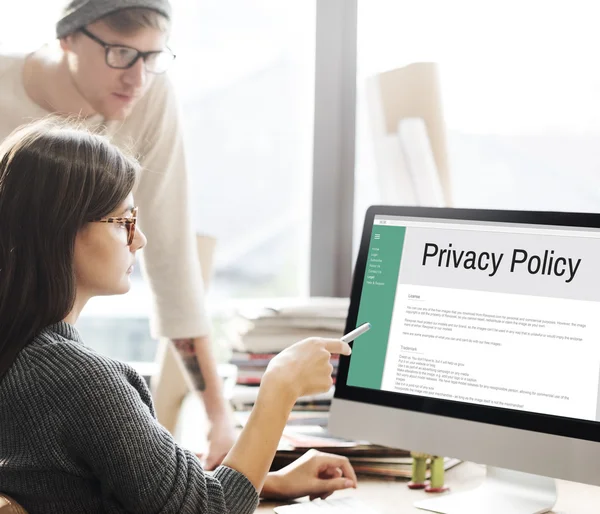 Kobieta pokazując na monitorze z polityką prywatności — Zdjęcie stockowe