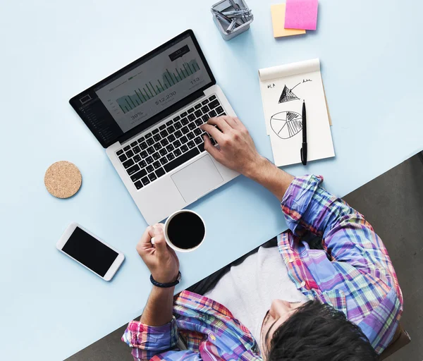 Laptop op tafel blauw — Stockfoto