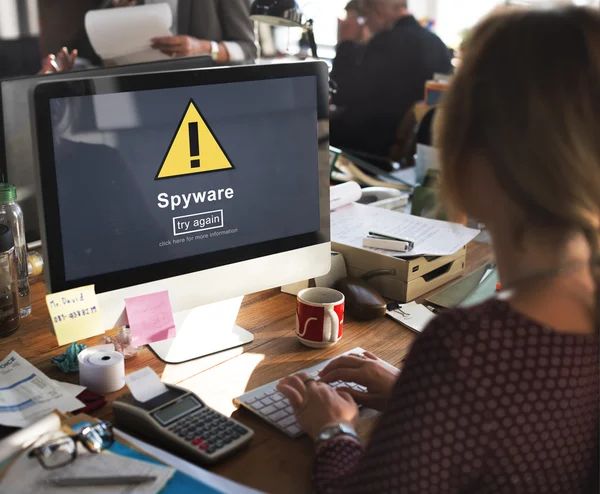 Frau arbeitet mit Computer — Stockfoto