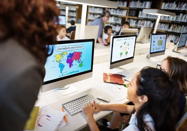 Leerlingen werken met computers — Stockfoto