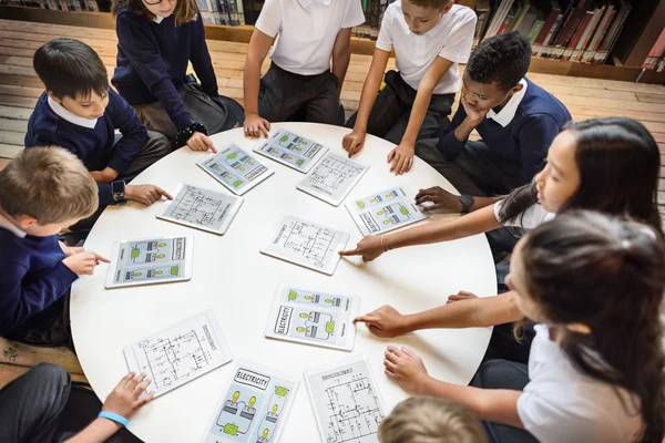 Kinderen met behulp van laptops — Stockfoto