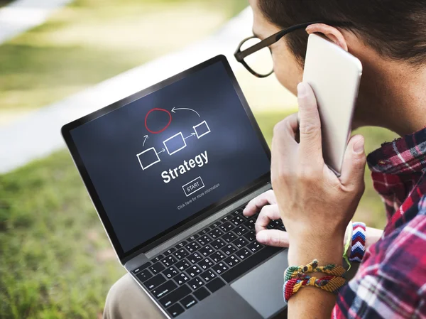 Uomo che utilizza dispositivi digitali, naviga in Internet sul computer portatile e parla al telefono — Foto Stock