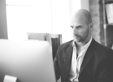 bilgisayarla çalışma iş adamı