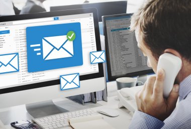 bilgisayar ve posta üzerinde çalışan iş adamı