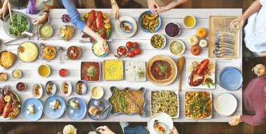 arkadaşlar büyük tablo için yemek