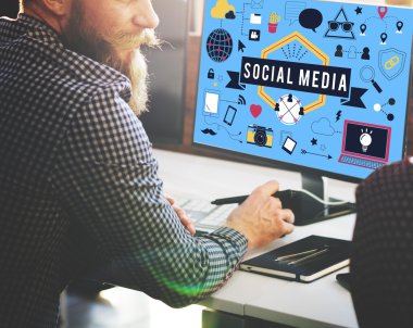 çalışma bilgisayar ve sosyal medya iş adamı