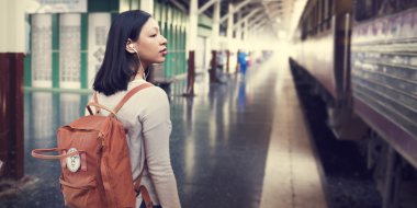 kadın sırt çantası tren istasyonu ile