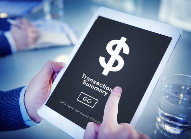 Tablet kullanan adam 