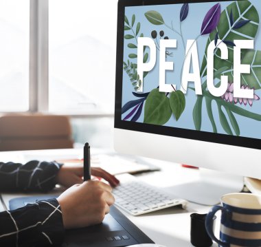 çalışan kişi bilgisayar ile 