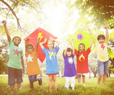 Uçan uçurtma ile oynayan çocuklar