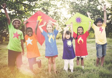 Uçan uçurtma ile oynayan çocuklar 