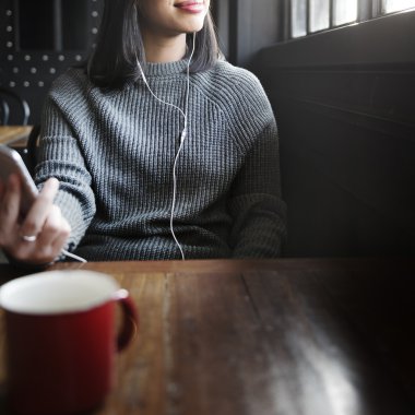 kadın cafede müzik