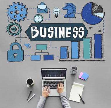 Tablo ile iş üstünde laptop