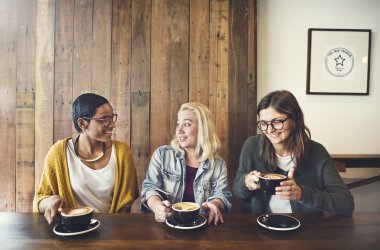 Arkadaşlar kahve içiyor.