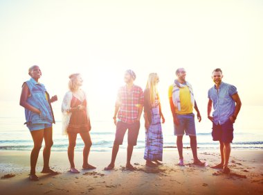 Arkadaşlar Out parti üzerinde asılı 