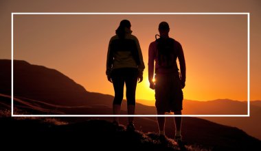 Dağlarda yürüyüş yapan insanlar