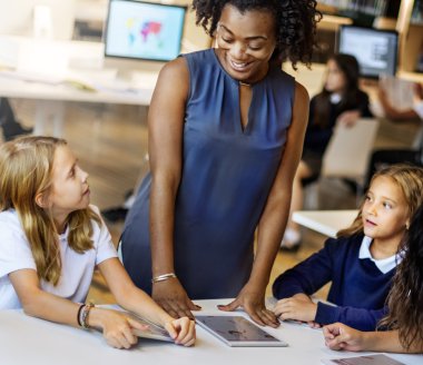 Grup Kitaplığı'nda okuyan çocuk