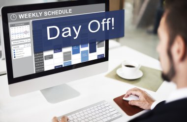 bilgisayar Office ile çalışan kişi