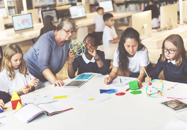 Leerlingen op school hebben Les — Stockfoto