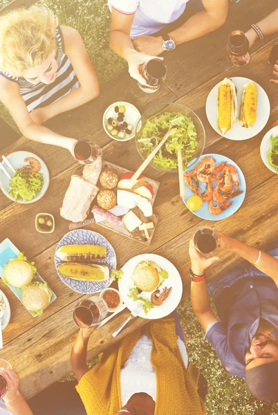 Vrienden opknoping op partij en diner — Stockfoto