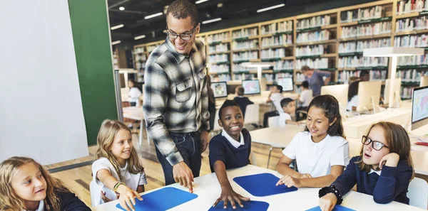 Teacher having lesson with pupils — Stockfoto