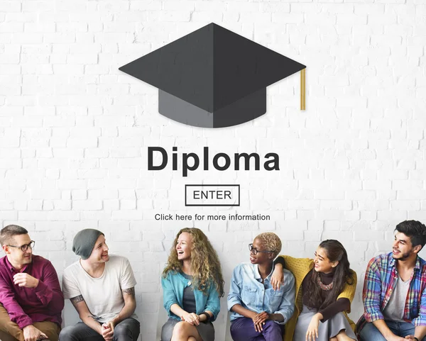 Diversidad de personas y diploma —  Fotos de Stock