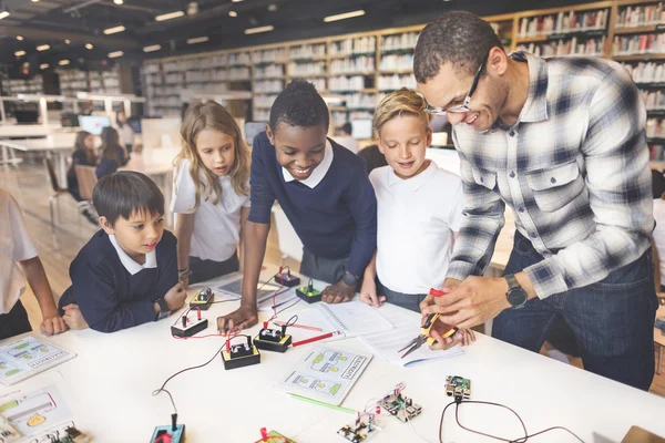 Teacher having lesson with pupils — Stock fotografie