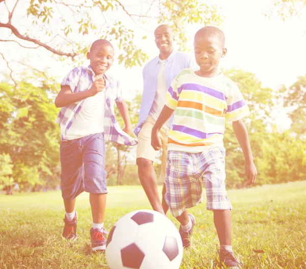 Ojciec gry w piłkę nożną z dziećmi — Zdjęcie stockowe