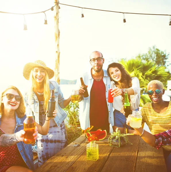 Happy přátelé se bavit na léto — Stock fotografie