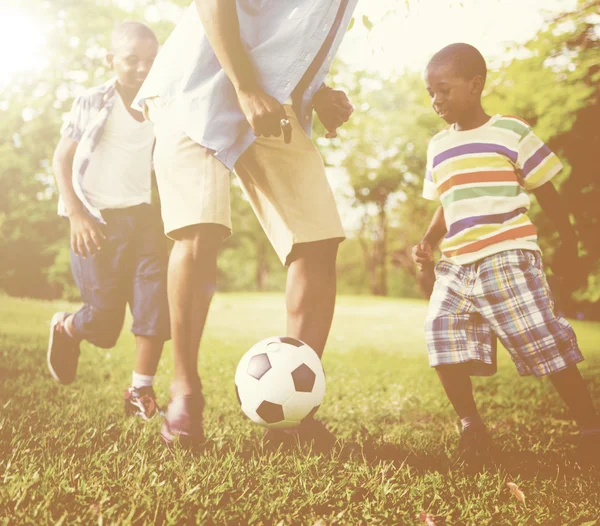 Pai jogando futebol com crianças — Fotografia de Stock