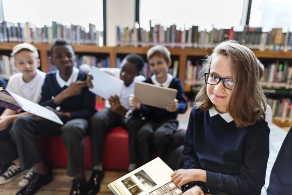 Entzückende Klassenkameraden mit Büchern — Stockfoto